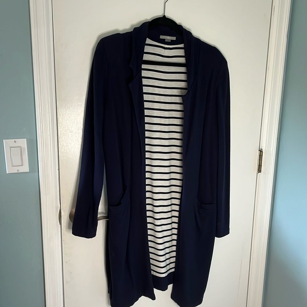 Tart size L house coat. Length is 36”. Has light padding in the shoulders